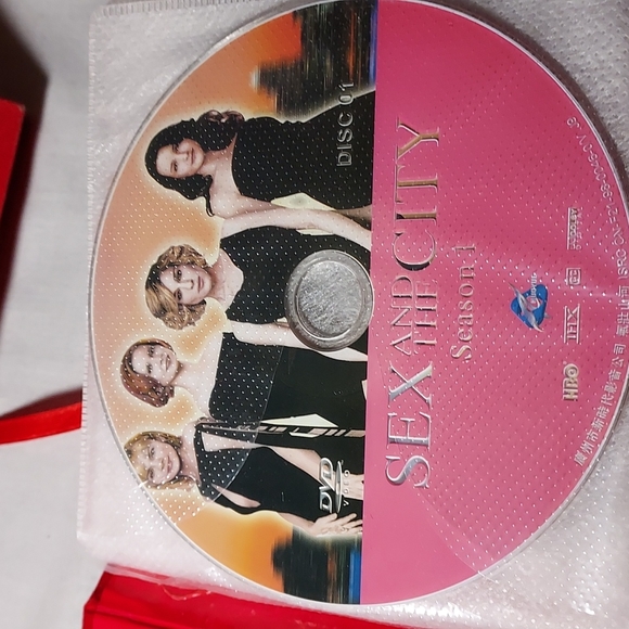 Sex and the City Seasons 1 - 6 In Red Velvet-like Case Special Edition DVDs - Picture 6 of 15